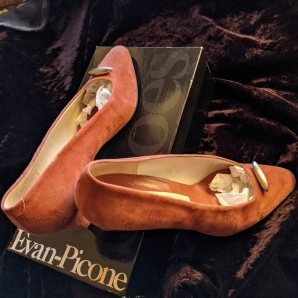 Vintage 1980s Designer Evan-Picone Suede 2-1/4" Heels Pumps, Pewter Accent 7.5 - Picture 7 of 16